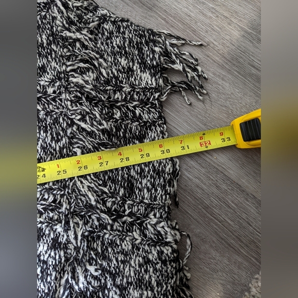 Hollister knit shawl - Picture 6 of 6